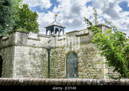 Die kleinste Kirche in Northamptonshire, England, die Abtei St. Mary in der Ortschaft Pipewell, die weniger als 100 Einwohner hat. Stockfoto