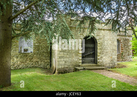 Die kleinste Kirche in Northamptonshire, England, die Abtei St. Mary in der Ortschaft Pipewell, die weniger als 100 Einwohner hat. Stockfoto