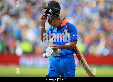 Indiens Shikhar Dhawan verlässt das Feld nach dem Fang aus dem Bowling Mashrafe Mortaza während der ICC Champions Trophy, Halbfinale bei Edgbaston, Birmingham. Stockfoto