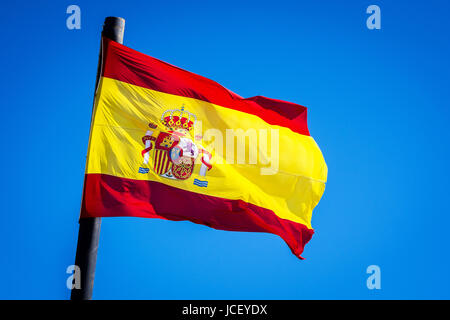 Flagge von Spanien über einen blauen Himmel Stockfoto