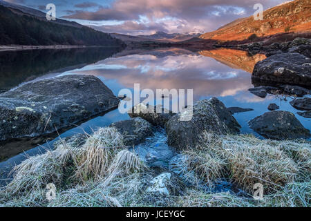 Frostiger Morgen am Llynnau Mymbyr unterhalb der Snowdon Horseshoe, Dyffryn Mymbyr, Capel Curig, Snowdonia National Park, North Wales, UK Stockfoto