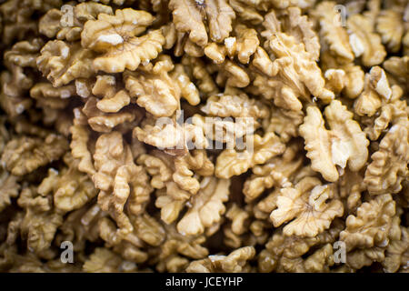 Haufen von Walnüssen hautnah Hintergrund. Gesunde Ernährung. Stockfoto