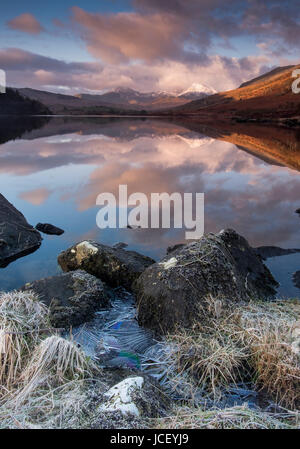 Frostiger Morgen am Llynnau Mymbyr unterhalb der Snowdon Horseshoe, Dyffryn Mymbyr, Capel Curig, Snowdonia National Park, North Wales, UK Stockfoto