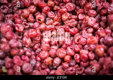 Haufen von getrockneten und kandierten Kirschen hautnah Hintergrund. Gesunde Ernährung. Stockfoto