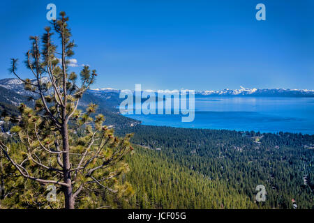Diese Szene stammt auf der Suche nach Süden in Richtung South Lake Tahoe, Kalifornien an einem Wickler Tag oben Incline Village, Nevada. Stockfoto