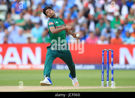 Bangladeshs Mustafizur Rahman in Aktion während der ICC Champions Trophy, Halbfinale bei Edgbaston, Birmingham. Stockfoto