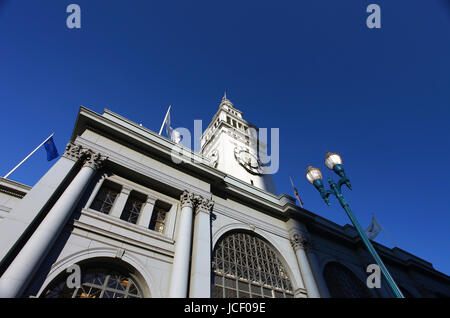 Eine vertikale Blick auf San Francisco Ferry Building am Embarcadero entlang der Uferpromenade gelegen. Das Ferry Building beherbergt Restaurants und wenig bo Stockfoto