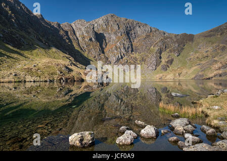 Llyn Cau unterstützt durch Craig Cau, Cadair Idris, Snowdonia National Park, North Wales, UK Stockfoto