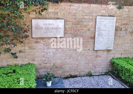 Gedenktafel über dem Grab von Peggy Guggenheim in ihrem Museum in Venedig. Neben dem Grab von ihren zahlreichen geliebten Hunden. Italien, Europa. Stockfoto