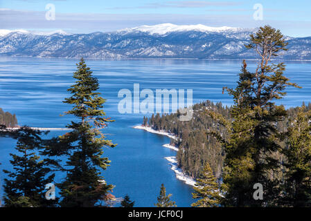 Dies ist ein Winter-Aufnahme an der Emerald Bay mit Blick auf südlichen Teil des Lake Tahoe. Die großen schneebedeckten Bergen in der Ferne ist Genua-Gipfel. Stockfoto