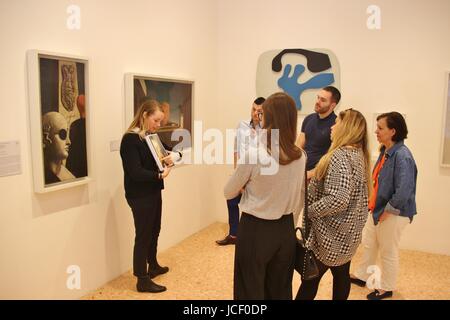 Ein Museumsführer erläutert einige herausragende zeitgenössische Gemälde für die Besucher. In den Räumen der Peggy Guggenheim Collection, Venedig, Italien, Europa. Stockfoto