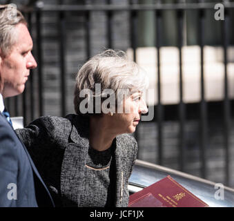 London, UK. 15. Juni 2017. Theresa May kommt in der Downing Street nach einem privaten Besuch in Grenfell Hochhaus Feuer Credit: Ian Davidson/Alamy Live News Stockfoto