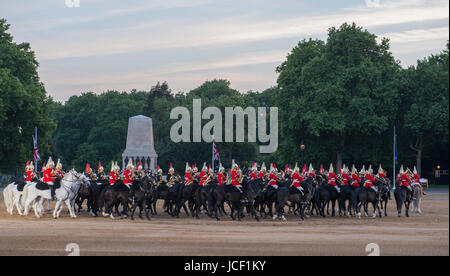 Horse Guards Parade, London, UK. 14. Juni 2017. Die Haushalt-Division der britischen Armee auszuführen, das Feuerwerk und die massed Bands am Abend Leistung gegen Rückzug vor einem Publikum von 13.000 Zuschauern auf zwei Nächte, 14. und 15. Juni. Diese erste Veranstaltung auf dem London sozialen Kalender läuft jedes Jahr kurz vor der Königin Birthday Parade (Trooping die Farbe). Bildnachweis: Malcolm Park / Alamy Live News Stockfoto