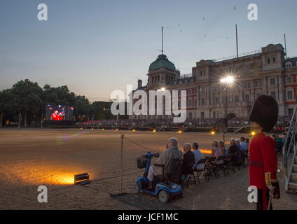 Horse Guards Parade, London, UK. 14. Juni 2017. Der Haushalt Division der britischen Armee auszuführen, das Feuerwerk und die massed Bands Abend Leistung gegen Rückzug vor einem Publikum von 13.000 Zuschauern auf zwei Nächte. Stockfoto