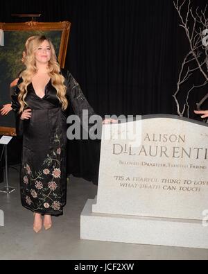 Sasha Pieterse im Ankunftsbereich für Pretty Little Liars: gemacht hier zeigen Vorschau, Warner Bros.-Studios, Burbank, CA 14. Juni 2017. Foto von: Priscilla Grant/Everett Collection Stockfoto