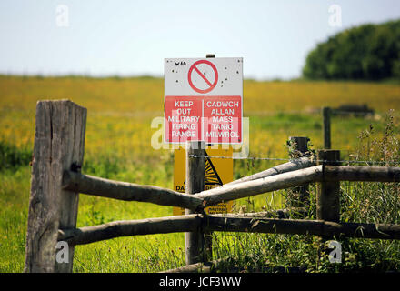 Castlemartin, UK. 15. Juni 2017. Ein Keep Out militärischen Schießplatz Zeichen auf dem äußeren Umfang der Castlemartin Bereich. Ein Soldat wurde getötet und drei weitere verletzt nach einem Zwischenfall mit einem Tank nächster Castlemartin in Pembrokeshire, Wales, UK Credit: D Legakis/Alamy Live News Stockfoto