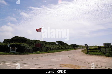 Castlemartin, UK. 15. Juni 2017. Eine rote Fahne durch eines der Tore der Castlemartin Bereich fliegen. Ein Soldat wurde getötet und drei weitere verletzt nach einem Zwischenfall mit einem Tank nächster Castlemartin in Pembrokeshire, Wales, UK Credit: D Legakis/Alamy Live News Stockfoto