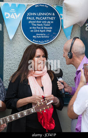Caversham, UK. 15. Juni 2017. Schauspieler, Sänger und Songwriter Kate Robbins stellt eine blaue Plakette auf BBC Music Day im Fox and Hounds Pub zum Gedenken an John Lennon und Paul McCartney spielt dort ihren einzigen Auftritt als "The Nerk Zwillinge" am 23. April 1960. Sie sind nach unten aus Liverpool, in der Kneipe spielen per Anhalter haben soll und auch hinter der Bar arbeitete es. Kate Robbins ist McCartneys Cousin zweiten Grades und wuchs in der Kneipe. Bildnachweis: Mark Kerrison/Alamy Live-Nachrichten Stockfoto