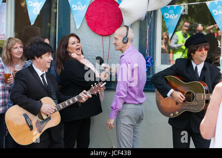 Caversham, UK. 15. Juni 2017. Schauspieler, Sänger und Songwriter Kate Robbins stellt eine blaue Plakette auf BBC Music Day im Fox and Hounds Pub zum Gedenken an John Lennon und Paul McCartney spielt dort ihren einzigen Auftritt als "The Nerk Zwillinge" am 23. April 1960. Sie sind nach unten aus Liverpool, in der Kneipe spielen per Anhalter haben soll und auch hinter der Bar arbeitete es. Kate Robbins ist McCartneys Cousin zweiten Grades und wuchs in der Kneipe. Bildnachweis: Mark Kerrison/Alamy Live-Nachrichten Stockfoto