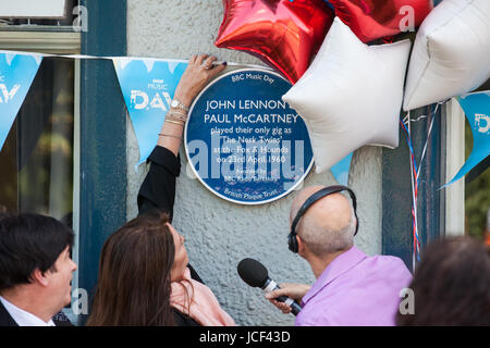 Caversham, UK. 15. Juni 2017. Schauspieler, Sänger und Songwriter Kate Robbins stellt eine blaue Plakette auf BBC Music Day im Fox and Hounds Pub zum Gedenken an John Lennon und Paul McCartney spielt dort ihren einzigen Auftritt als "The Nerk Zwillinge" am 23. April 1960. Sie sind nach unten aus Liverpool, in der Kneipe spielen per Anhalter haben soll und auch hinter der Bar arbeitete es. Kate Robbins ist McCartneys Cousin zweiten Grades und wuchs in der Kneipe. Bildnachweis: Mark Kerrison/Alamy Live-Nachrichten Stockfoto