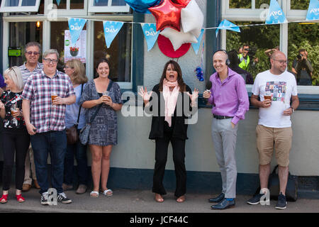 Caversham, UK. 15. Juni 2017. Schauspieler, Sänger und Songwriter Kate Robbins bereitet auf die Enthüllung der eine blaue Plakette auf BBC Music Day im Fox and Hounds Pub zum Gedenken an John Lennon und Paul McCartney spielt dort ihren einzigen Auftritt als "The Nerk Zwillinge" am 23. April 1960. Sie sind nach unten aus Liverpool, in der Kneipe spielen per Anhalter haben soll und auch hinter der Bar arbeitete es. Kate Robbins ist McCartneys Cousin zweiten Grades und wuchs in der Kneipe. Bildnachweis: Mark Kerrison/Alamy Live-Nachrichten Stockfoto