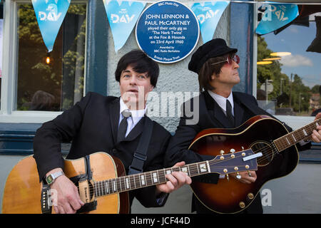 Caversham, UK. 15. Juni 2017. Beatles-Tribute-Band, die den Auftakt Beatles spielen nach Schauspieler, Sänger und Songwriter Kate Robbins eine blaue Plakette auf BBC Music Day im Fox and Hounds Pub zum Gedenken an John Lennon enthüllt und Paul McCartney spielt dort ihren einzigen Auftritt als "The Nerk Zwillinge" am 23. April 1960. Sie sind nach unten aus Liverpool, in der Kneipe spielen per Anhalter haben soll und auch hinter der Bar arbeitete es. Kate Robbins ist McCartneys Cousin zweiten Grades und wuchs in der Kneipe. Bildnachweis: Mark Kerrison/Alamy Live-Nachrichten Stockfoto