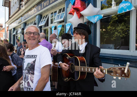 Caversham, UK. 15. Juni 2017. Beatles-Tribute-Band, die den Auftakt Beatles spielen nach Schauspieler, Sänger und Songwriter Kate Robbins eine blaue Plakette auf BBC Music Day im Fox and Hounds Pub zum Gedenken an John Lennon enthüllt und Paul McCartney spielt dort ihren einzigen Auftritt als "The Nerk Zwillinge" am 23. April 1960. Sie sind nach unten aus Liverpool, in der Kneipe spielen per Anhalter haben soll und auch hinter der Bar arbeitete es. Kate Robbins ist McCartneys Cousin zweiten Grades und wuchs in der Kneipe. Bildnachweis: Mark Kerrison/Alamy Live-Nachrichten Stockfoto