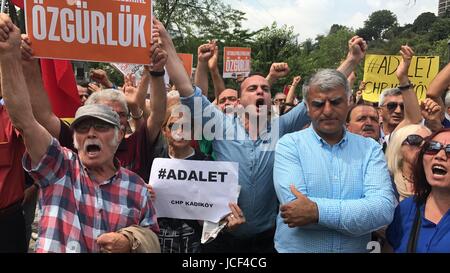 Istanbul, Türkei. 15. Juni 2017. Menschen halten Plakate während einer Kundgebung in Istanbul, Türkei, am 15. Juni 2017. Türkeis größte Oppositionspartei Republikanische Volkspartei (CHP) am Donnerstag eine "Justiz-Marsch" von gestartet Hauptstadt Ankara nach Istanbul, im Rahmen eines Angebots, die Verhaftung von seiner Gesetzgeber Enis Berberoglu für Spionage Gebühren zu protestieren. Bildnachweis: Cenk Baklan/Xinhua/Alamy Live-Nachrichten Stockfoto