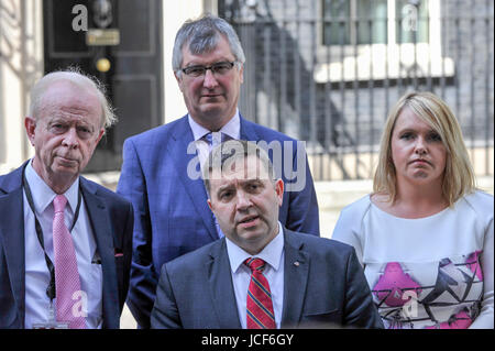 London, UK. 15. Juni 2017. (C) Robin Swann, Führer der Ulster Unionist Party, flankiert von Sir Reg Empey (L, R), Tm Elliott und Jill Macauley, gibt eine Pressekonferenz außerhalb Nummer 10. Mitglieder des Nordirlandes besuchen Downing Street für Gespräche mit Premierminister Theresa May nach den Ergebnissen der allgemeinen Wahlen. Die Konservativen sind bestrebt, die Democratic Unionist Party zusammenarbeiten, um eine Minderheitsregierung zu bilden. Bildnachweis: Stephen Chung/Alamy Live-Nachrichten Stockfoto