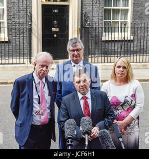 London, UK. 15. Juni 2017. (C) Robin Swann, Führer der Ulster Unionist Party, flankiert von Sir Reg Empey (L, R), Tm Elliott und Jill Macauley, gibt eine Pressekonferenz außerhalb Nummer 10. Mitglieder des Nordirlandes besuchen Downing Street für Gespräche mit Premierminister Theresa May nach den Ergebnissen der allgemeinen Wahlen. Die Konservativen sind bestrebt, die Democratic Unionist Party zusammenarbeiten, um eine Minderheitsregierung zu bilden. Bildnachweis: Stephen Chung/Alamy Live-Nachrichten Stockfoto