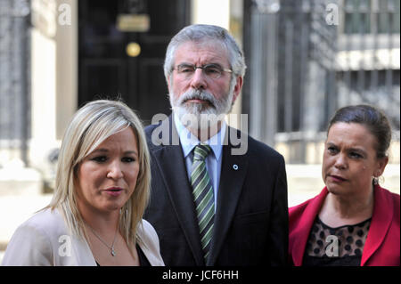 London, UK. 15. Juni 2017. (L, R) Geben Sie Michelle O'Neill, Führer der Sinn Féin, Gerry Adams, Präsident und Mary Lou McDonald eine Pressekonferenz außerhalb Nummer 10. Mitglieder des Nordirlandes besuchen Downing Street für Gespräche mit Premierminister Theresa May nach den Ergebnissen der allgemeinen Wahlen. Die Konservativen sind bestrebt, die Democratic Unionist Party zusammenarbeiten, um eine Minderheitsregierung zu bilden. Bildnachweis: Stephen Chung/Alamy Live-Nachrichten Stockfoto