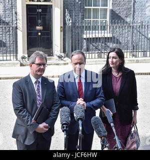 London, UK. 15. Juni 2017. (L, R) Sir Jeffrey Donaldson, Nigel Dodds, stellvertretender Leiter Democratic Unionist Party und Emma wenig Pengelly Ouyside Nummer 10 in einer Pressekonferenz. Mitglieder des Nordirlandes besuchen Downing Street für Gespräche mit Premierminister Theresa May nach den Ergebnissen der allgemeinen Wahlen. Die Konservativen sind bestrebt, die Democratic Unionist Party zusammenarbeiten, um eine Minderheitsregierung zu bilden. Bildnachweis: Stephen Chung/Alamy Live-Nachrichten Stockfoto