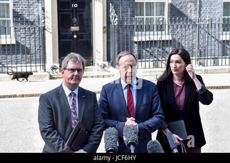 London, UK. 15. Juni 2017. (L, R) Sir Jeffrey Donaldson, Nigel Dodds, stellvertretender Leiter Democratic Unionist Party und Emma wenig Pengelly Ouyside Nummer 10 in einer Pressekonferenz. Mitglieder des Nordirlandes besuchen Downing Street für Gespräche mit Premierminister Theresa May nach den Ergebnissen der allgemeinen Wahlen. Die Konservativen sind bestrebt, die Democratic Unionist Party zusammenarbeiten, um eine Minderheitsregierung zu bilden. Bildnachweis: Stephen Chung/Alamy Live-Nachrichten Stockfoto