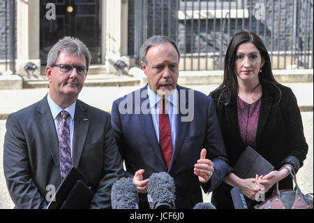 London, UK. 15. Juni 2017. (L, R) Sir Jeffrey Donaldson, Nigel Dodds, stellvertretender Leiter Democratic Unionist Party und Emma wenig Pengelly Ouyside Nummer 10 in einer Pressekonferenz. Mitglieder des Nordirlandes besuchen Downing Street für Gespräche mit Premierminister Theresa May nach den Ergebnissen der allgemeinen Wahlen. Die Konservativen sind bestrebt, die Democratic Unionist Party zusammenarbeiten, um eine Minderheitsregierung zu bilden. Bildnachweis: Stephen Chung/Alamy Live-Nachrichten Stockfoto