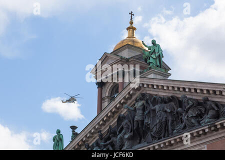 ST. PETERSBURG, Russland - 9. Mai 2017: Isaak Kathedrale und Militärluftfahrt MI-24 im Himmel in einer Parade, Feier der 72 Anniv Siegestag auf WWII Stockfoto