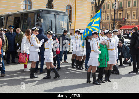 Mädchen aus der russischen Luftwaffe sind nach der Feier der Parade am 72n Tag des Sieges im zweiten Weltkrieg mit Passanten fotografiert. Stockfoto