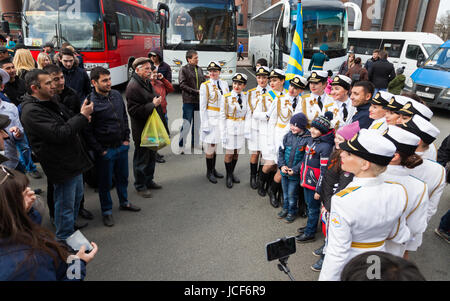 Mädchen aus der russischen Luftwaffe sind nach der Feier der Parade am 72n Tag des Sieges im zweiten Weltkrieg mit Passanten fotografiert. Stockfoto