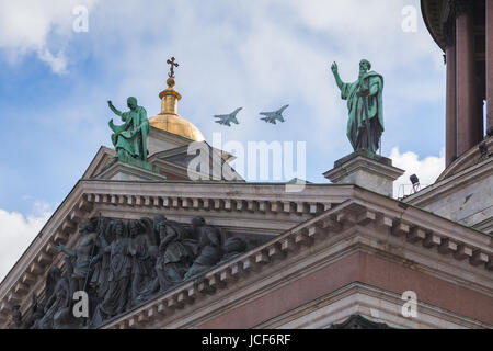 ST. PETERSBURG, Russland - 9. Mai 2017: Isaak Kathedrale und Militärluftfahrt SU-27 in Himmel in einer Parade, Feier der 72 Anniv Siegestag auf WWII Stockfoto