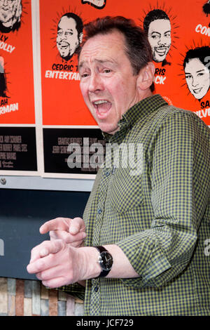 London, UK. 15. Juni 2017. Paul Whitehouse kommt für die Lachen sterben Premiere im Prince Charles Kino, die für die Öffentlichkeit am 16. Juni öffnet. Lachen zu sterben ist ein Film über Stand-up Comedy Symbole unter der Regie von Paul Toogood und Lloyd Stanton. Foto: Bettina Strenske/Alamy Live-Nachrichten Stockfoto