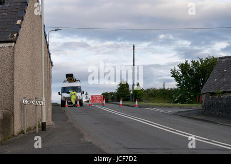 Anglesey, UK. 15. Juni 2017. Die Llannerchymedd Llangefni Road (B5111) auf Anglesey schaltet nach Polizei-Auto-Crash am 15. Juni 2017 etwa 17:30. Dieses Bild wurde am 20:34 am selben Tag an der Llanerchymedd Straße Schließung/Abzweigung genommen. Bildnachweis: Jason Jones/Alamy Live-Nachrichten Stockfoto