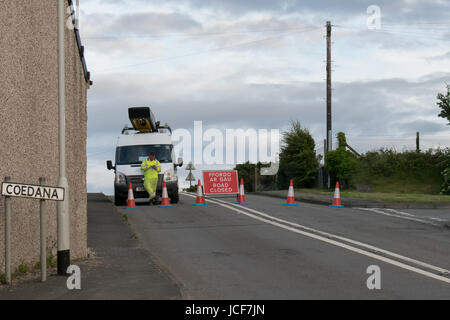 Anglesey, UK. 15. Juni 2017. Die Llannerchymedd Llangefni Road (B5111) auf Anglesey schaltet nach Polizei-Auto-Crash am 15. Juni 2017 etwa 17:30. Dieses Bild wurde am 20:34 am selben Tag an der Llanerchymedd Straße Schließung/Abzweigung genommen. Bildnachweis: Jason Jones/Alamy Live-Nachrichten Stockfoto