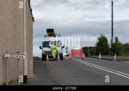 Anglesey, UK. 15. Juni 2017. Die Llannerchymedd Llangefni Road (B5111) auf Anglesey schaltet nach Polizei-Auto-Crash am 15. Juni 2017 etwa 17:30. Dieses Bild wurde am 20:34 am selben Tag an der Llanerchymedd Straße Schließung/Abzweigung genommen. Bildnachweis: Jason Jones/Alamy Live-Nachrichten Stockfoto