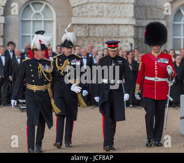 Horse Guards Parade, London UK. 15. Juni 2017. Seine königliche Hoheit Prinz Harry nimmt den Salute Beating Retreat als The Massed Bands des Geschäftsbereichs Haushalt und Vertreter von verbündeten Nationen führen eine musikalische Feier der Endeavour und einzelnen Mut im Angesicht des Unglücks in der Abendveranstaltung am Horse Guards Parade. Bildnachweis: Malcolm Park / Alamy Live News. Stockfoto