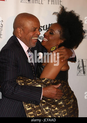 New York, New York, USA. 15. Juni 2017. BERRY GORDY Produzent und Sänger RHONDA ROSS KENDRICK besuchen der 48th Annual Songwriter Hall des Ruhm Awards im Marriott Marquis Hotel statt. Bildnachweis: Nancy Kaszerman/ZUMA Draht/Alamy Live-Nachrichten Stockfoto