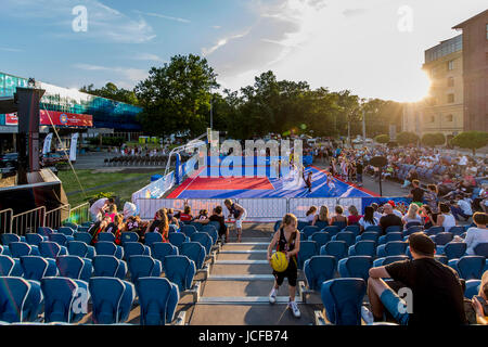 Hradec Kralove, Tschechische Republik. 15. Juni 2017. Publikum an der Eröffnungsfeier der FIBA-Frauen Basketball-Europameisterschaft in Hradec Kralove, Tschechische Republik am 15. Juni 2017. Bildnachweis: David Tanecek/CTK Foto/Alamy Live-Nachrichten Stockfoto