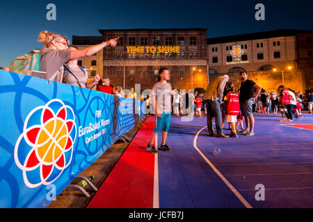 Hradec Kralove, Tschechische Republik. 15. Juni 2017. Publikum beobachten eine Videomapping während der Eröffnungsfeier der FIBA-Frauen Basketball-Europameisterschaft in Hradec Kralove, Tschechien am 15. Juni 2017. Bildnachweis: David Tanecek/CTK Foto/Alamy Live-Nachrichten Stockfoto