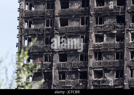 London, UK. 16. Juni 2017. A Nahaufnahme von der die verkohlten Überreste mit geschmolzenem Verkleidung und geschwärzten Fenstern die Turm-Wohnblocks Grenfell Latimer Road West London, die durch ein massives Feuer, was den Tod von 17 Menschen und viele noch verschlungen wurde vermisst Credit: Amer Ghazzal/Alamy Live-Nachrichten Stockfoto