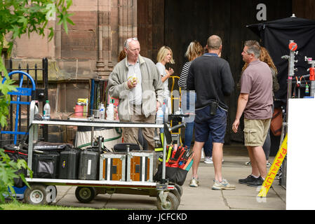 Chester, UK. 16. Juni 2017. Crew machen Sie eine Pause von den Dreharbeiten des neuen Mike Leigh Films Peterloo. Dreharbeiten statt in Abbey Square und Chester Cathedral. Bildnachweis: Andrew Paterson/Alamy Live-Nachrichten Stockfoto