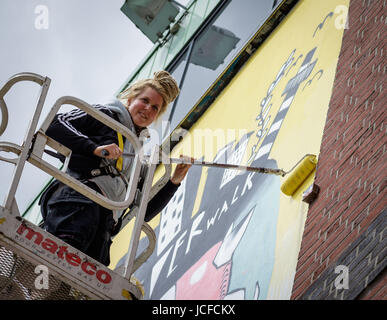 Hamburg, Deutschland. 16. Juni 2017. Künstlerin Anne Regier Farben die großen Fassade der St. Pauli Stadium für die Millerntor Gallery in Hamburg, Deutschland, 16. Juni 2017. An der internationalen Kunst Musik und Kultur Festival Millerntor Gallery X7 für das siebte Mal rund 100 anwesenden Künstler ihre Werke vom 29. Juni bis 2. Juli im Stadion des FC St. Pauli. Foto: Sina Schuldt / / Dpa/Alamy Live News Stockfoto