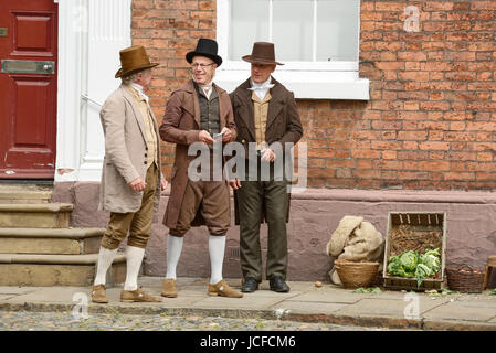 Chester, UK. 16. Juni 2017. Schauspieler in historischen Kostümen machen Sie eine Pause von den Dreharbeiten des neuen Mike Leigh Films Peterloo. Dreharbeiten statt in Abbey Square und Chester Cathedral. Bildnachweis: Andrew Paterson/Alamy Live-Nachrichten Stockfoto